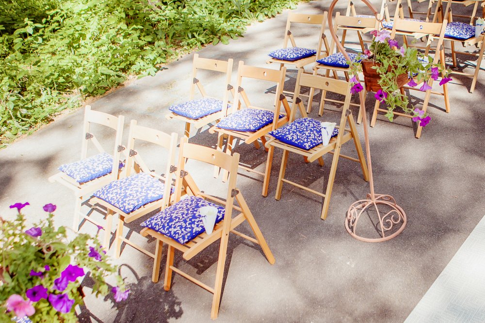 Садовые стулья с индивидуальными подарочками для гостей - подушками в цветовой гамме свадьбы
