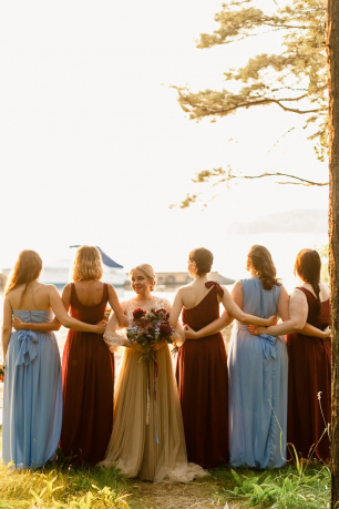 Платья подружек невесты в красном и голубом цветах.