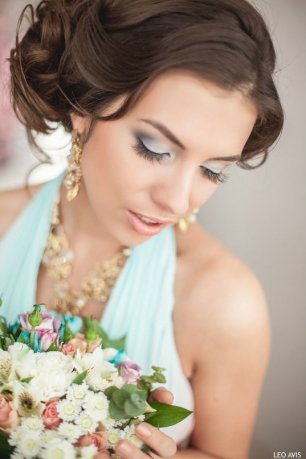 Подружка невесты с светло-серым макияжем на глазах