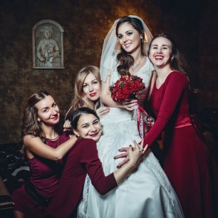 Подружки невесты в бордовых платьях