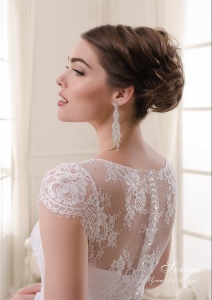 Элегантное свадебное платье с очень красивой спинкой на пуговицах