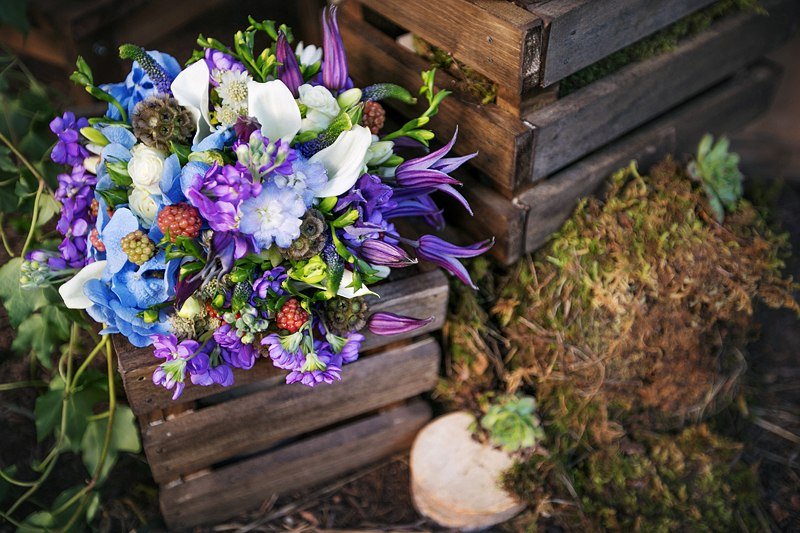 Свадебный букет с фиолетовыми цветами
